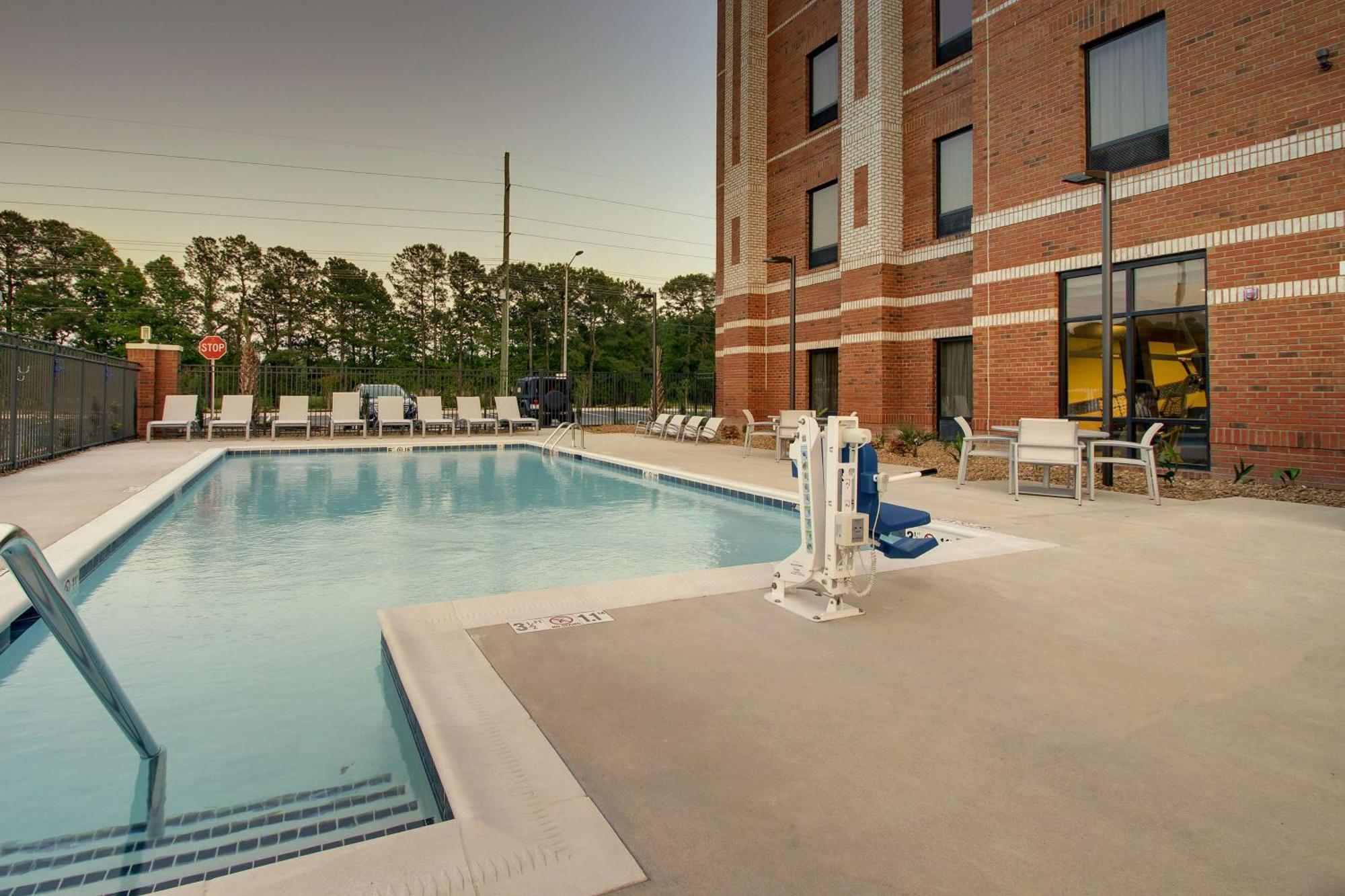 Hampton Topsail Hotel